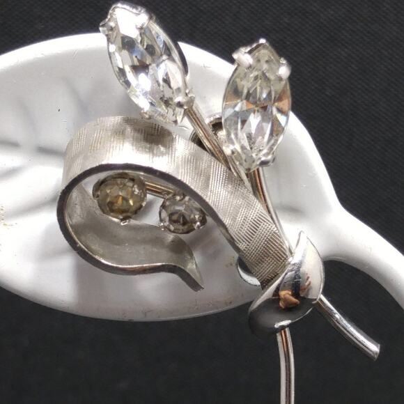 Vintage 1950s Rhodium Floral Screw Back Earrings Clear Rhinestones 1 Inch - Picture 2 of 8